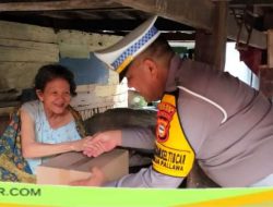 Kasat Lantas Polres Bone Berbagi Paket Kaum Dhuafa