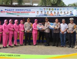 Kapolres Bone Bersama Ketua Bhayangkari Beri Bingkisan Petugas Posko Operasi Lilin 2024