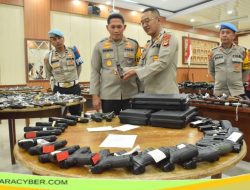 Itwasda Polda Sulsel Periksa Senpi Laras Panjang dan Pendek Personel Polres Bone