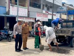 Timbun Jalan Berlubang Satlantas Polres Bone Dan Dinas PU Kompak
