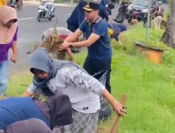 Camat Andi Iqbal Walinono Gotong Royong Bersihkan Sempadan Jalan Poros Bajoe Hingga Pelabuhan