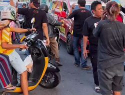 Berkah Ramadhan PNG Bagikan Ratusan Takjil ke Warga Bone