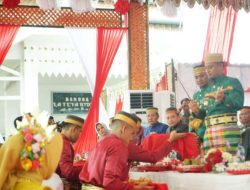 Ritual Adat “Mattompang Arajang” Meriahkan Hari Jadi Bone ke-695, Dihadiri Gubernur Sulsel dan 14 Kepala Daerah