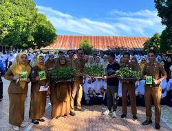 Tepat Hari Bumi Bupati Andi Asman Serahkan Bibit Tanaman di SMP Negeri 1 Watampone