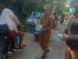 Camat Rajabasa Bagikan Masker Kepada Pengendara Di Pesisir Lampung Selatan