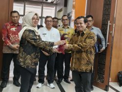 Ketua Bawaslu Takalar Sambut Koordinator TA Komisi II DPR RI, “Angngaru dan Sebilah Badik”