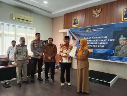 Komisi II DPR RI Taufan Pawe Serahkan Sertifikat Warga, dan Aset Pemkab Bone