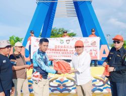 Pj Sekda Bombana Serahkan Secara Simbolis Pembagian 10 Juta Bendera Merah Putih