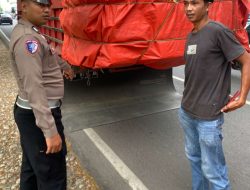 Polantas Bone Tegur Sopir Truk Yang Gunakan Karpet Lumpur