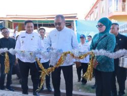 Bupati Bombana Potong Pita dan Penandatangan Prasasti Resmikan Pembangunan Los Pasar Ikan Tadoha