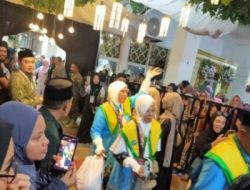 Pelepasan 387 CJH Bone Ditandai Penyerahan Bendera Merah Putih Kepada Pembimbing Kloter