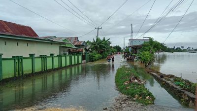 Jalan Poros Perumahan Bumi Cilellang Mas Banjir, Sawah Tenggelam, Kendaraan Warga Mogok