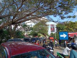 SPBU Cellu Bone Dipadati Kendaraan Roda Empat dan Dua pada Hari Libur, Mengular Sampai Bawah Pohon Pinggir Jalan